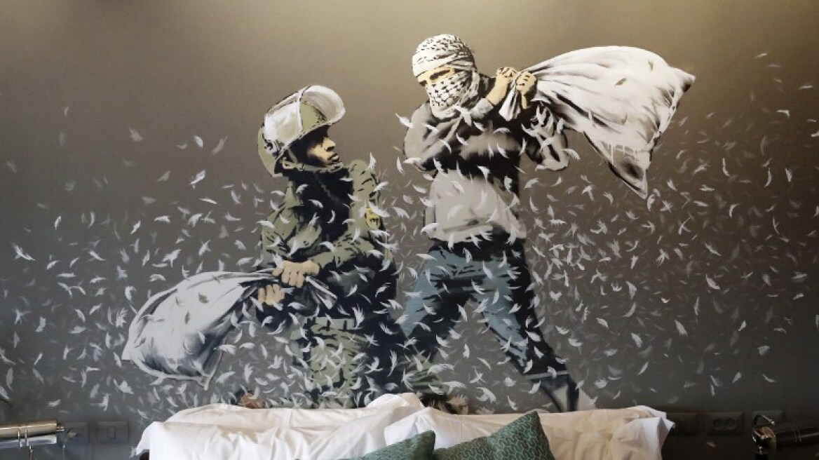 Ο Banksy ... ζωγραφίζει και ανοίγει ξενοδοχείο στο ισραηλινό τείχος στη Βηθλεέμ